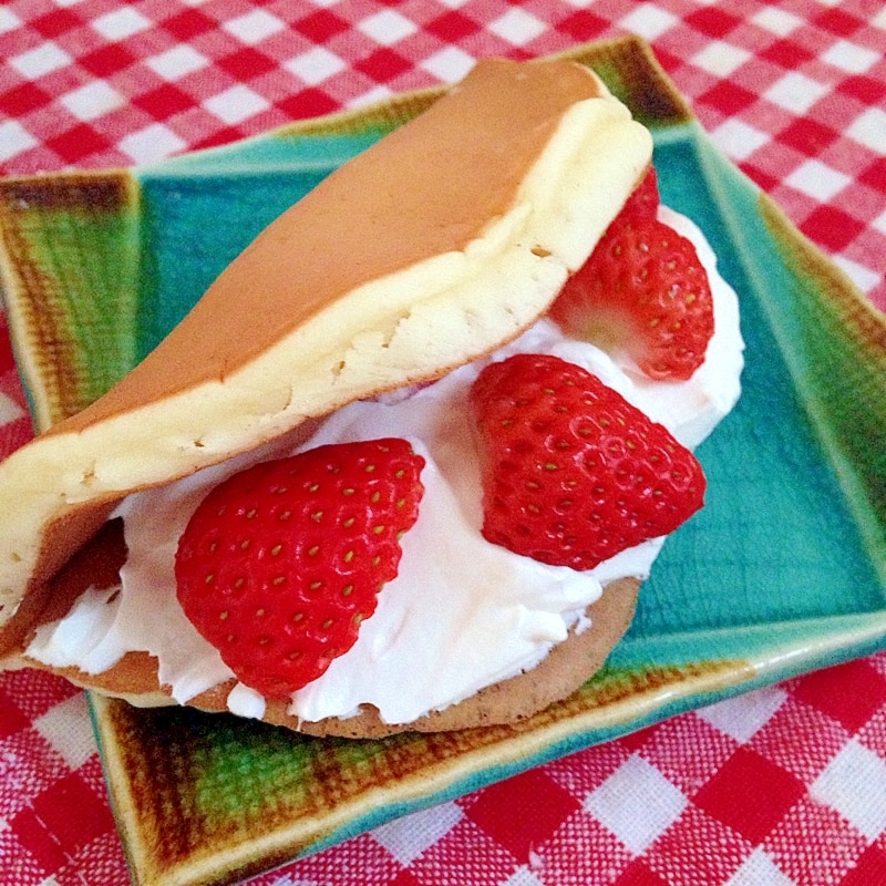 クリーム苺のサンド♡ホットケーキで