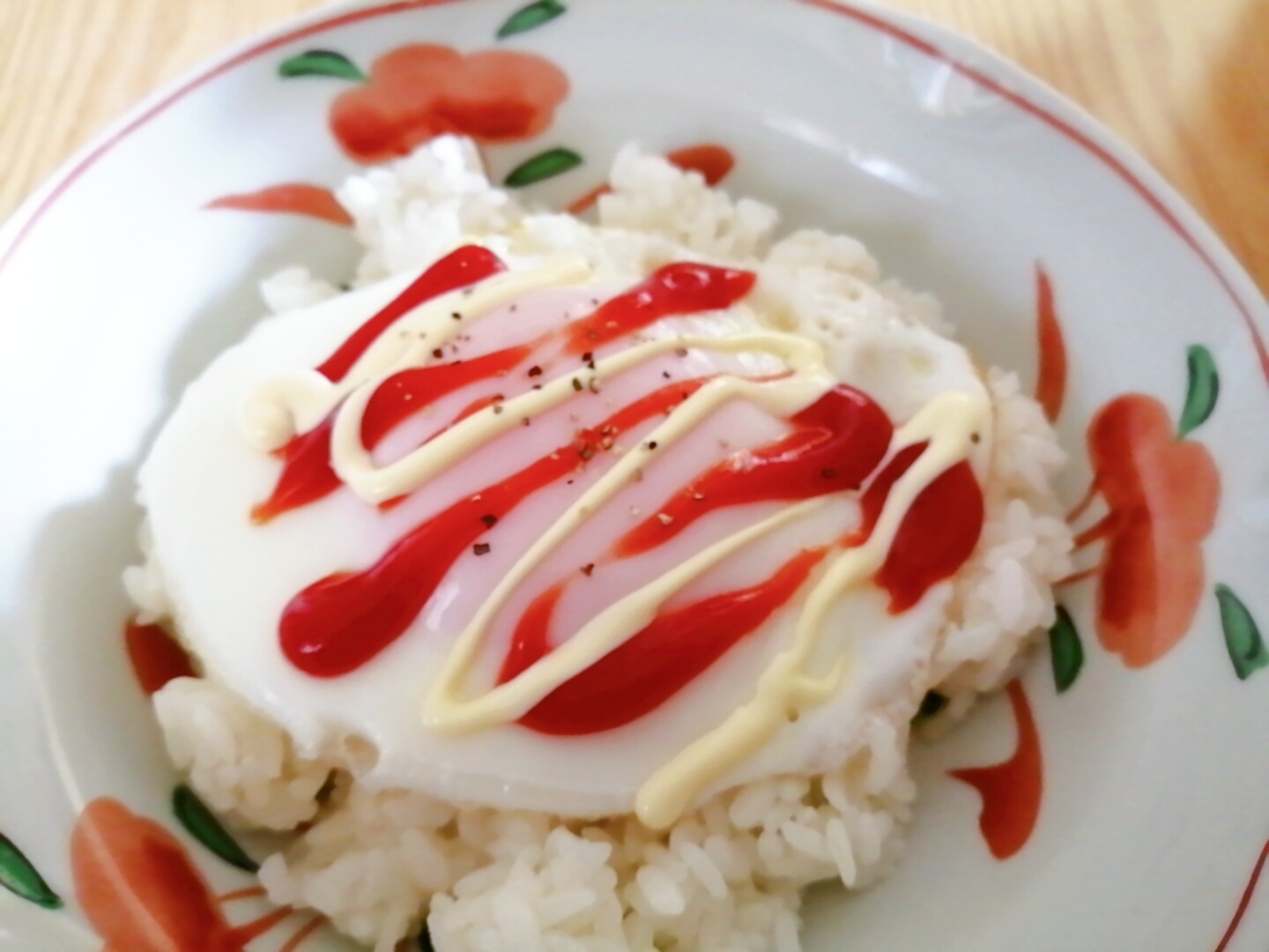 ケチャップとマヨネーズの目玉焼き丼