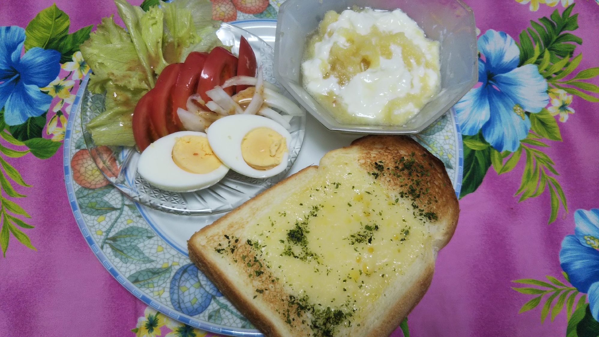 チーズトーストとおろしりんごヨーグルトと卵サラダ☆
