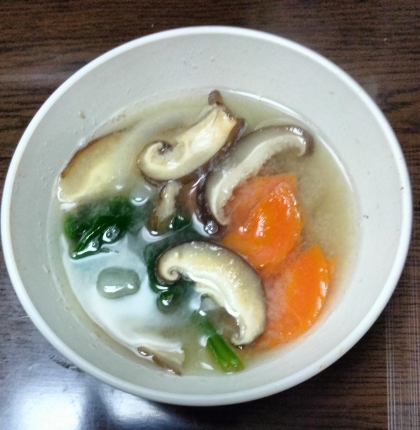 小松菜と人参と椎茸の味噌汁