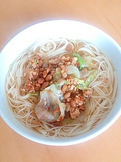 うどん(納豆と鶏ひき肉とレタスの炒めもののせ）