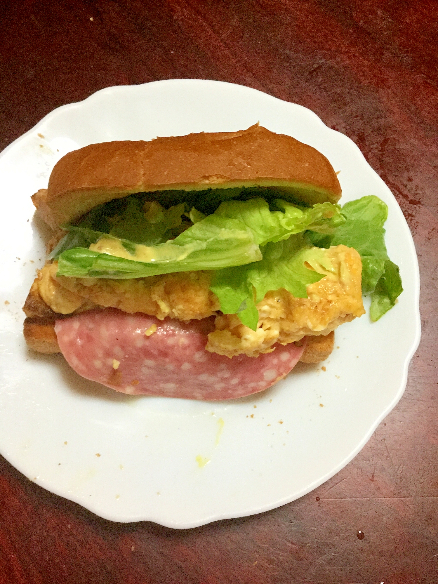 ビアハムとコンソメ玉子焼きのコッペパンサンド。