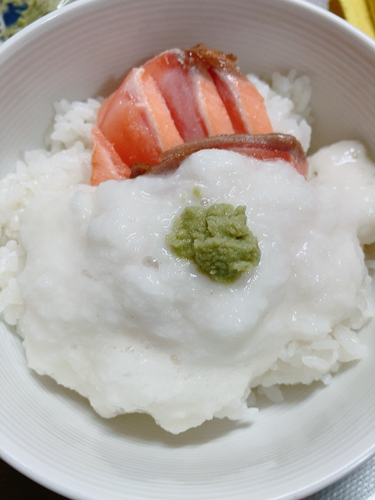 炙りサーモンとろろ丼