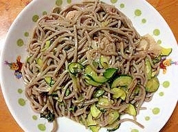 豚とキュウリとシソのさっぱり炒め蕎麦