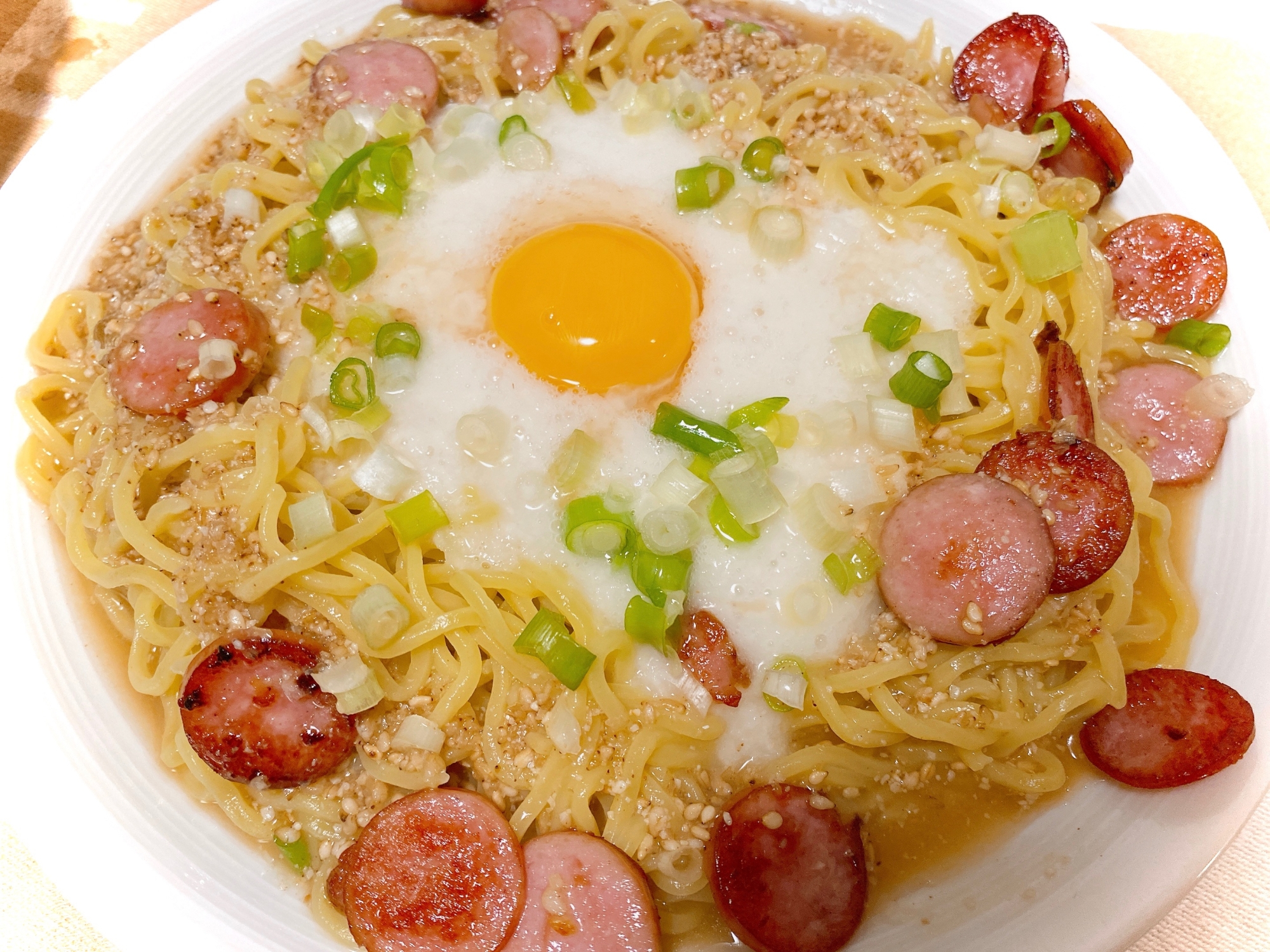 白い器に盛り付けられたとろろごま味噌の冷やしラーメン