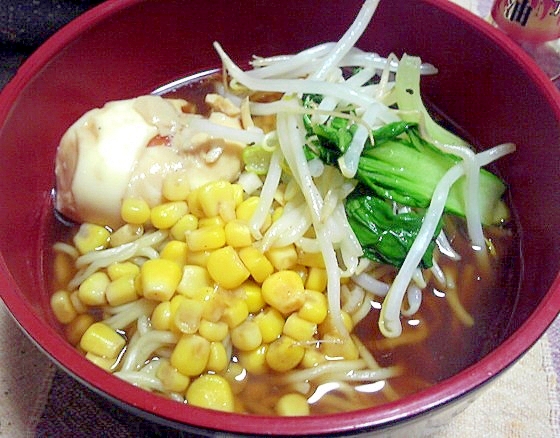 半熟卵とコーンを乗せたラーメン