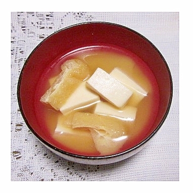 絹ごし豆腐と油揚げの味噌汁（昆布だし）