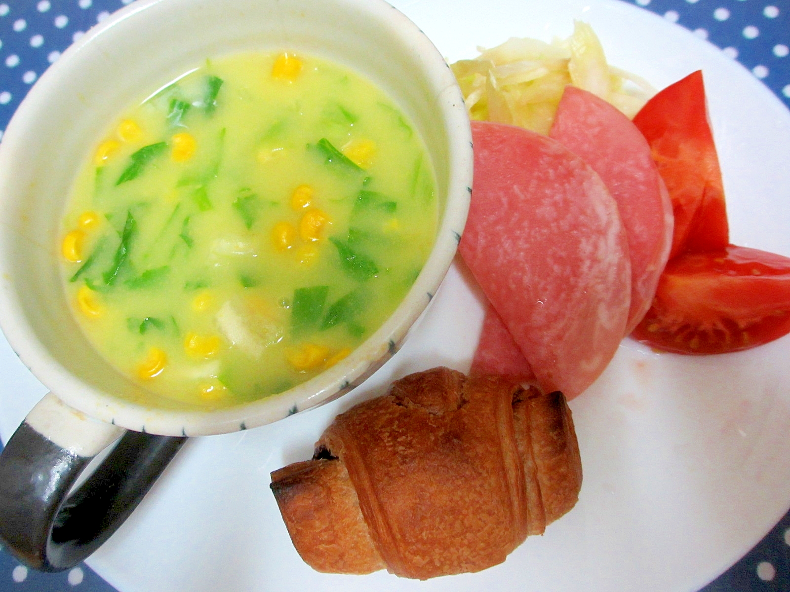 レタスのコーンスープとハムサラダのワンプレート