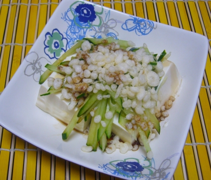 冷奴にはいつも色々とトッピングして食べてましたが、天かすは初めてでした！風味があっておいしかったです！