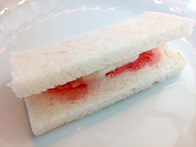 苺ジャムとクリームチーズのサンドイッチ