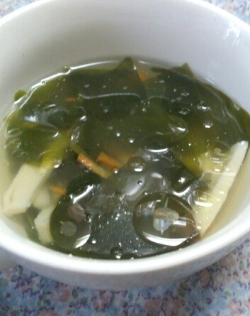 エリンギ・わかめ・人参の中華スープ