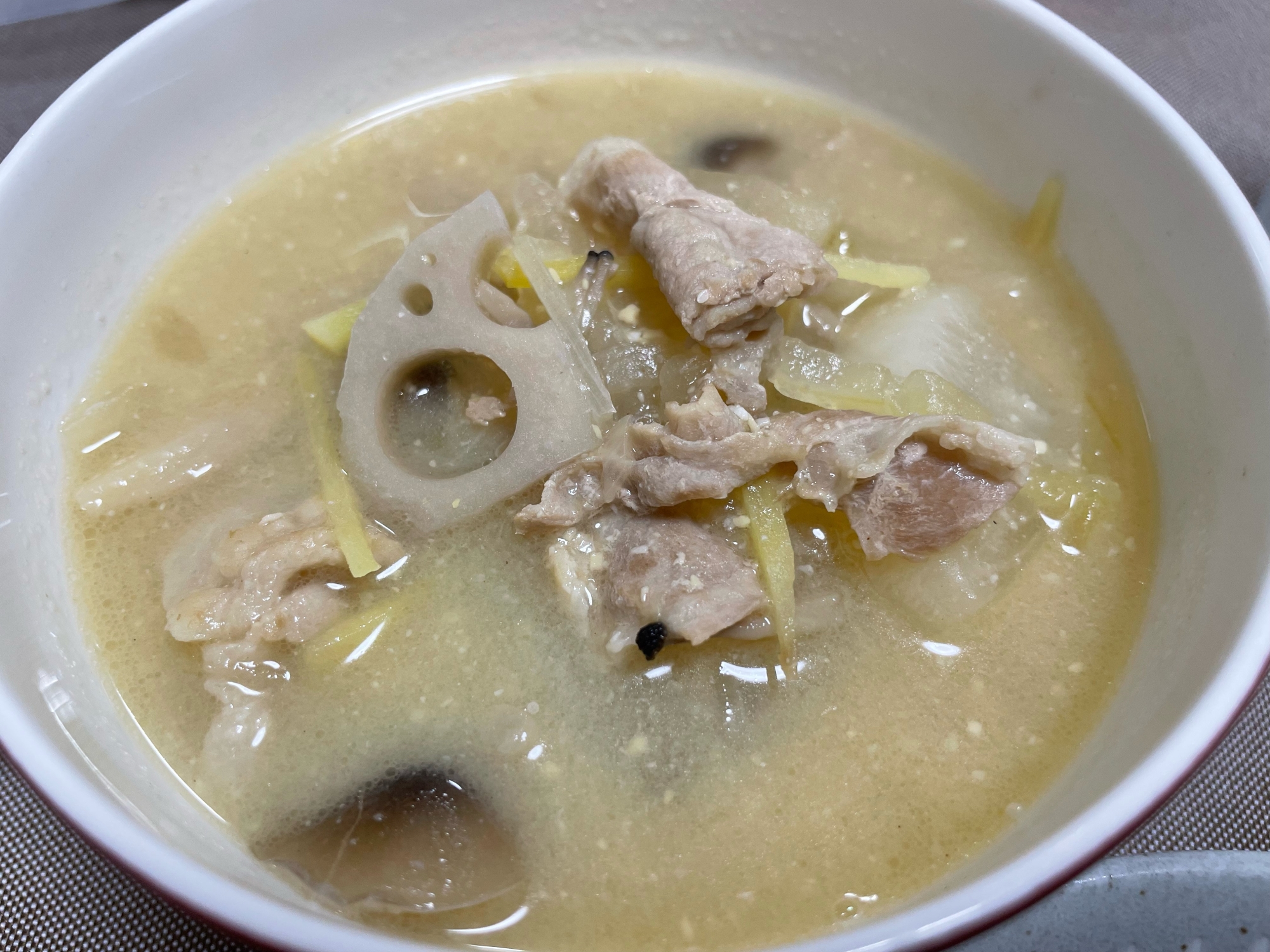 たっぷり生姜の豚汁