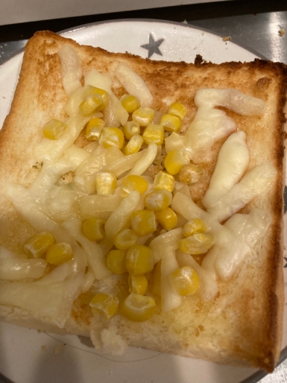 たっぷりコーンとチーズのトースト