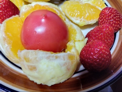 いちごとブロッコリーサラダ