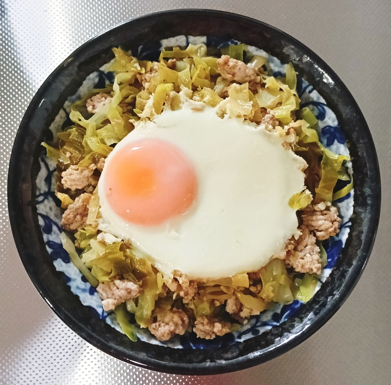 【パパッと♪】キャベツとひき肉の目玉焼き丼
