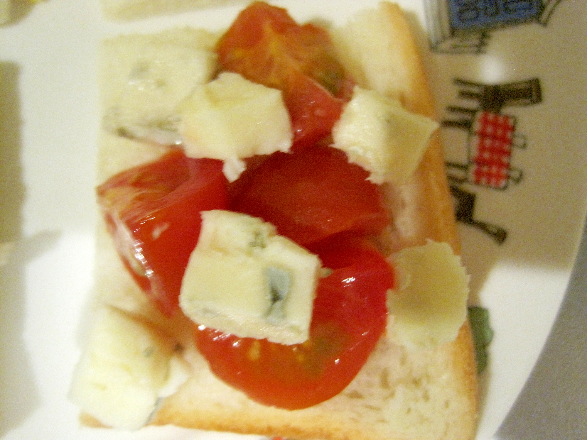 ゴルゴンゾーラチーズとトマトのオープンサンドイッチ