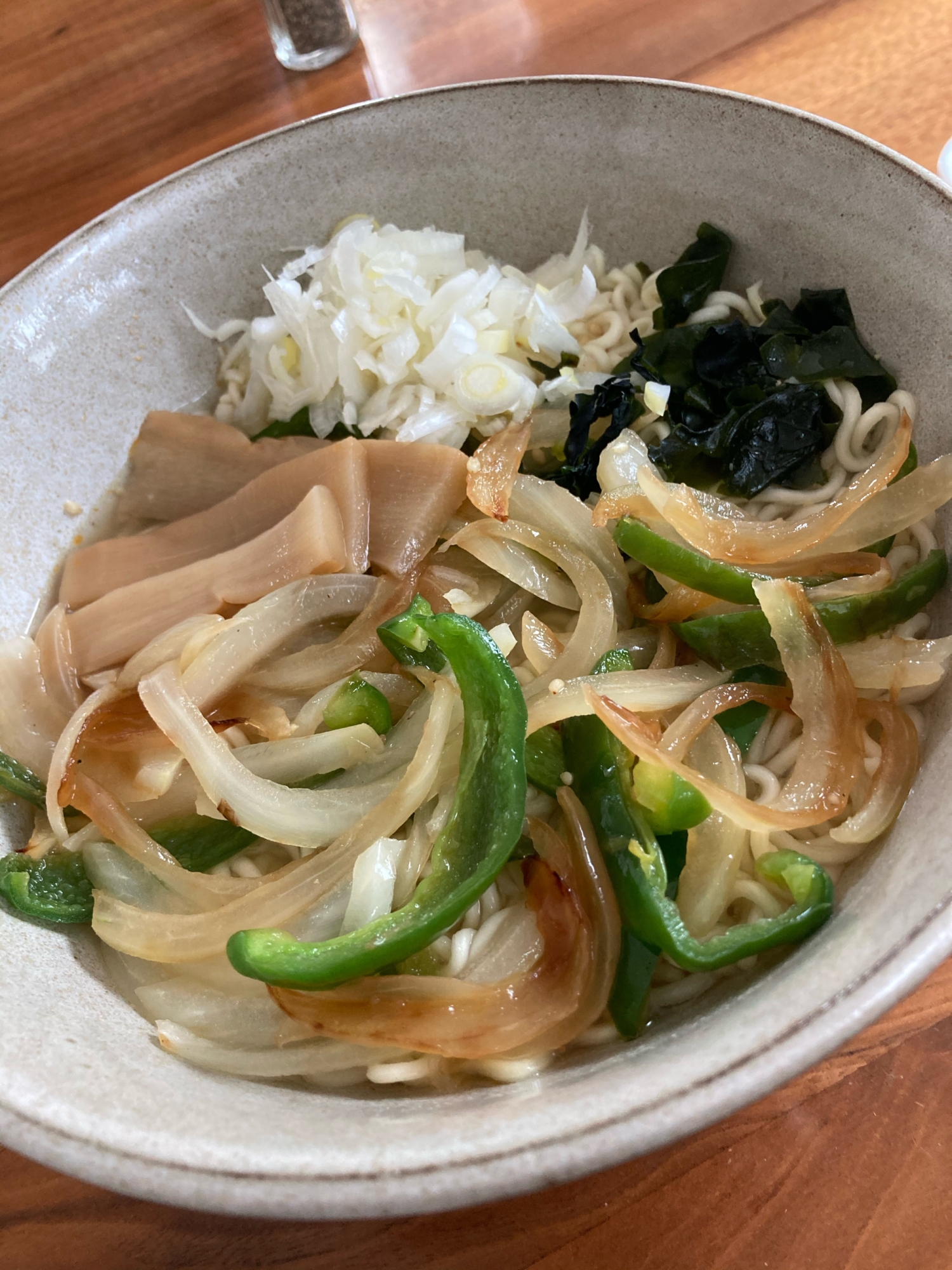 玉ねぎとピーマンのしょうゆラーメン