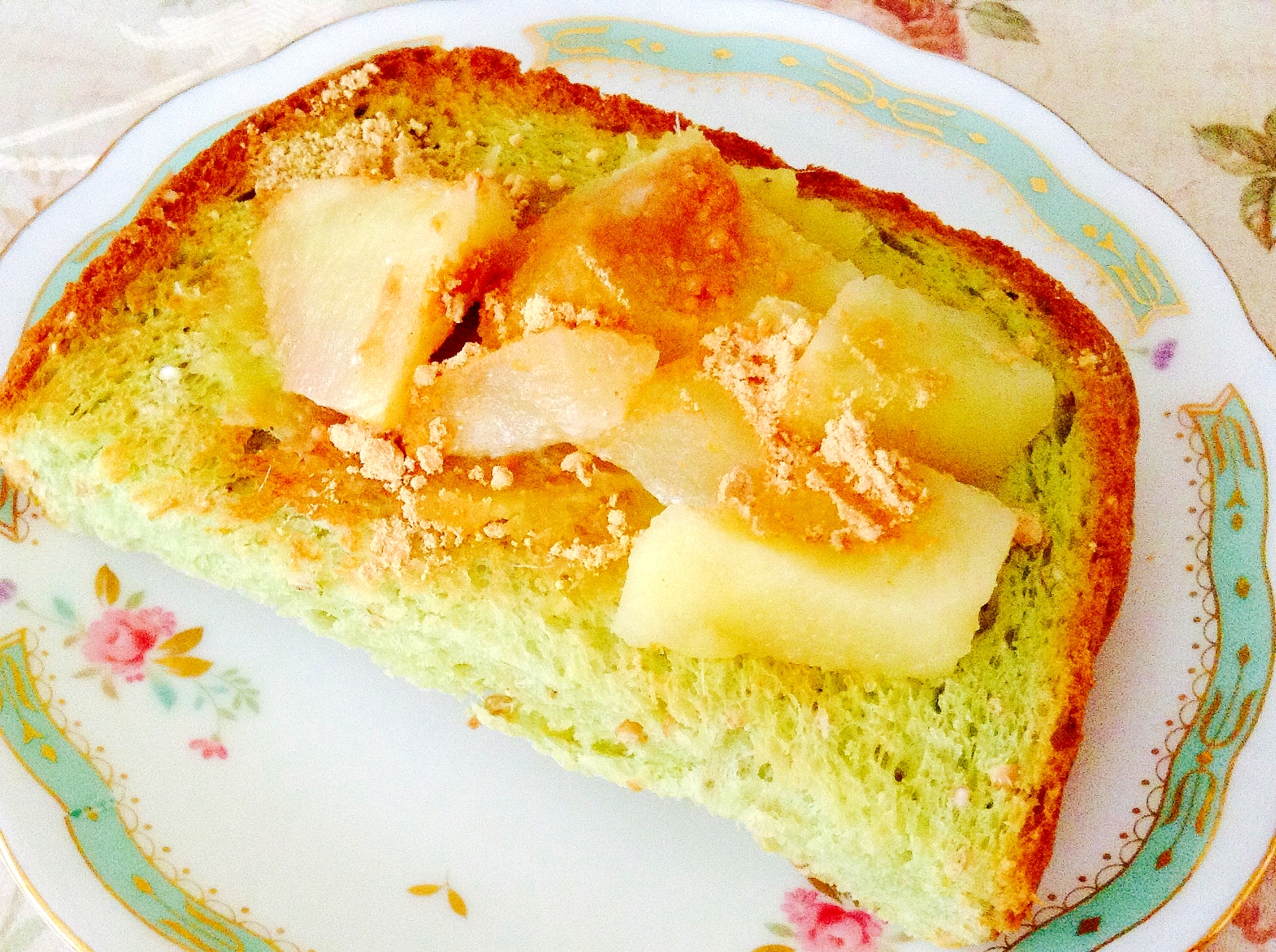 青汁食パンで♡生姜ピリッと♡煮林檎＆きな粉トースト