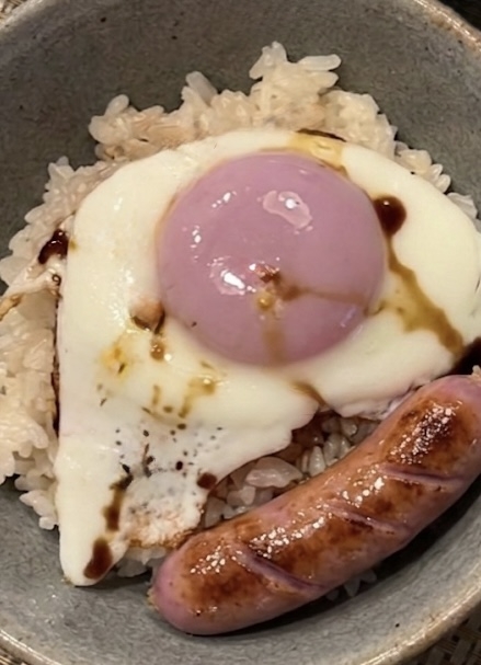 目玉焼きウインナー丼