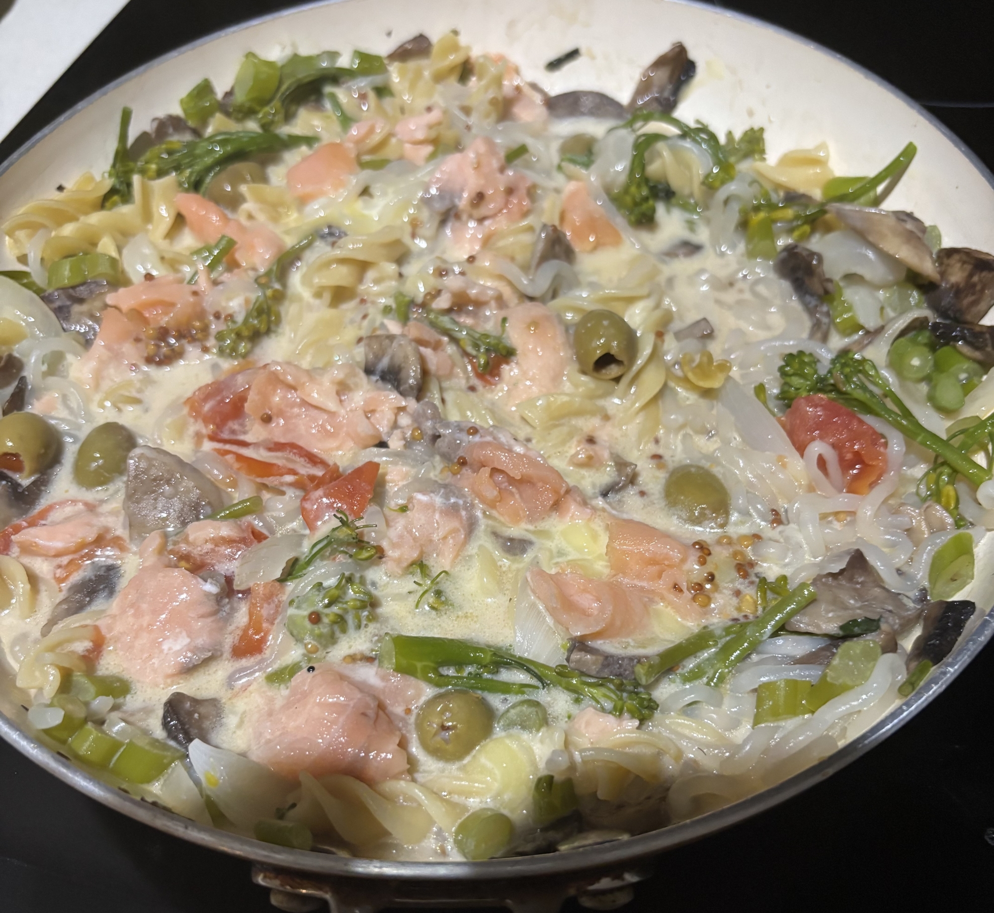 スモークサーモン入りとろとろチーズクリーミーパスタ