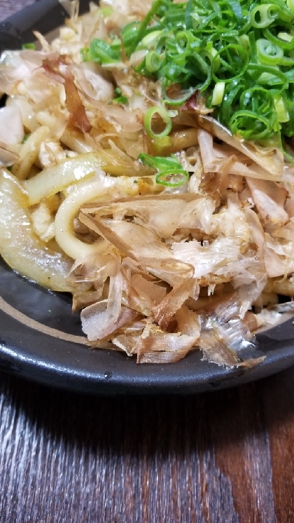 薄揚げと玉ねぎで焼きうどん（中華風カレー味）