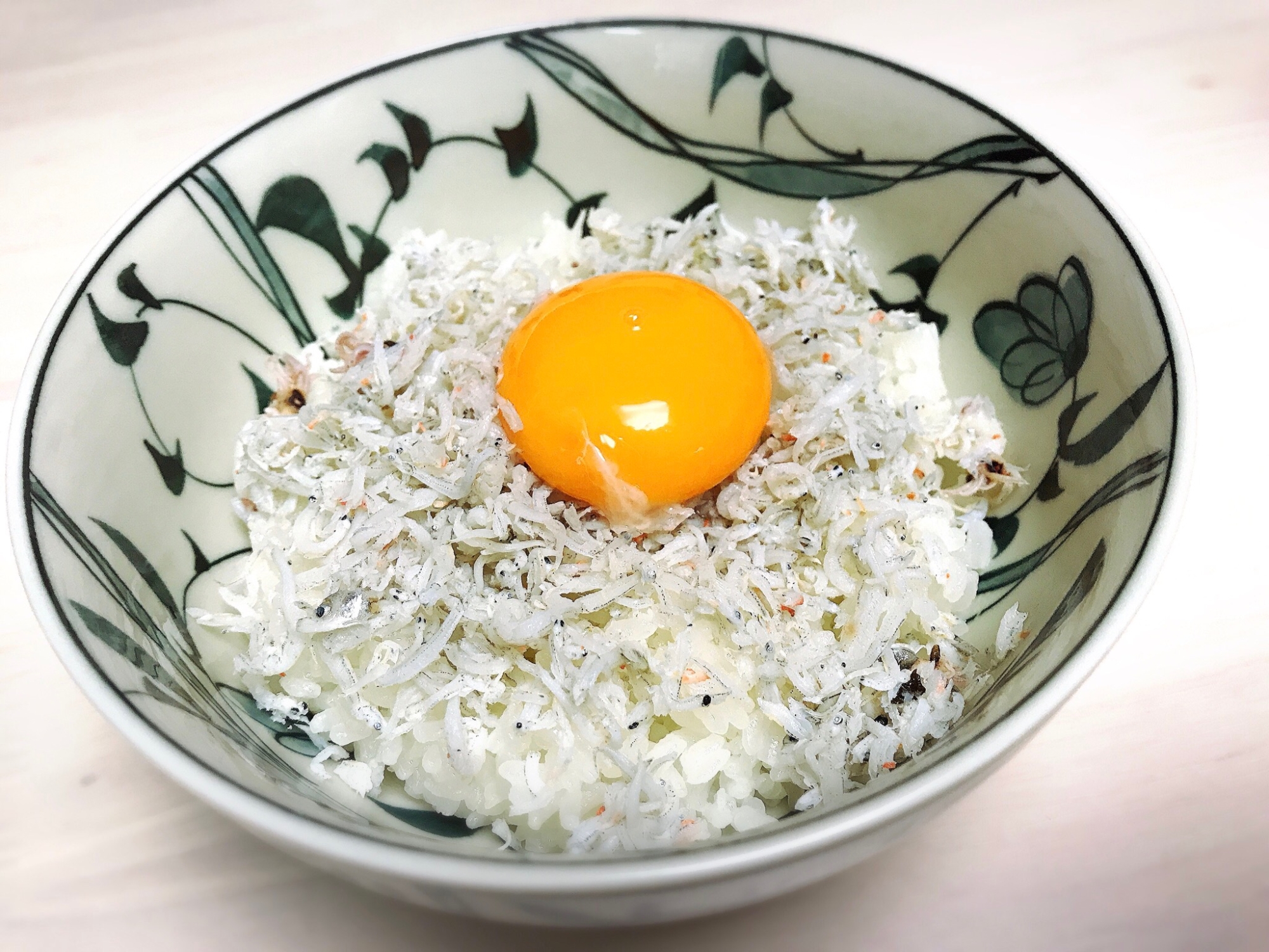 卵黄が絡む♡しらす丼