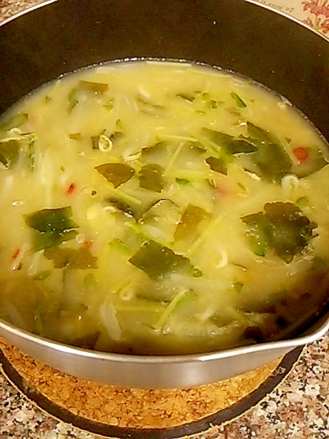 豆苗と玉ねぎのミルク味噌スープ