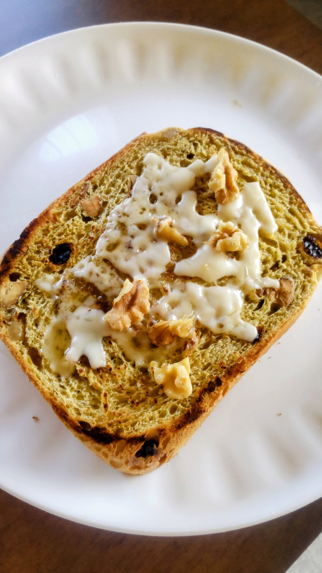 ナッツとレーズンのチーズトースト