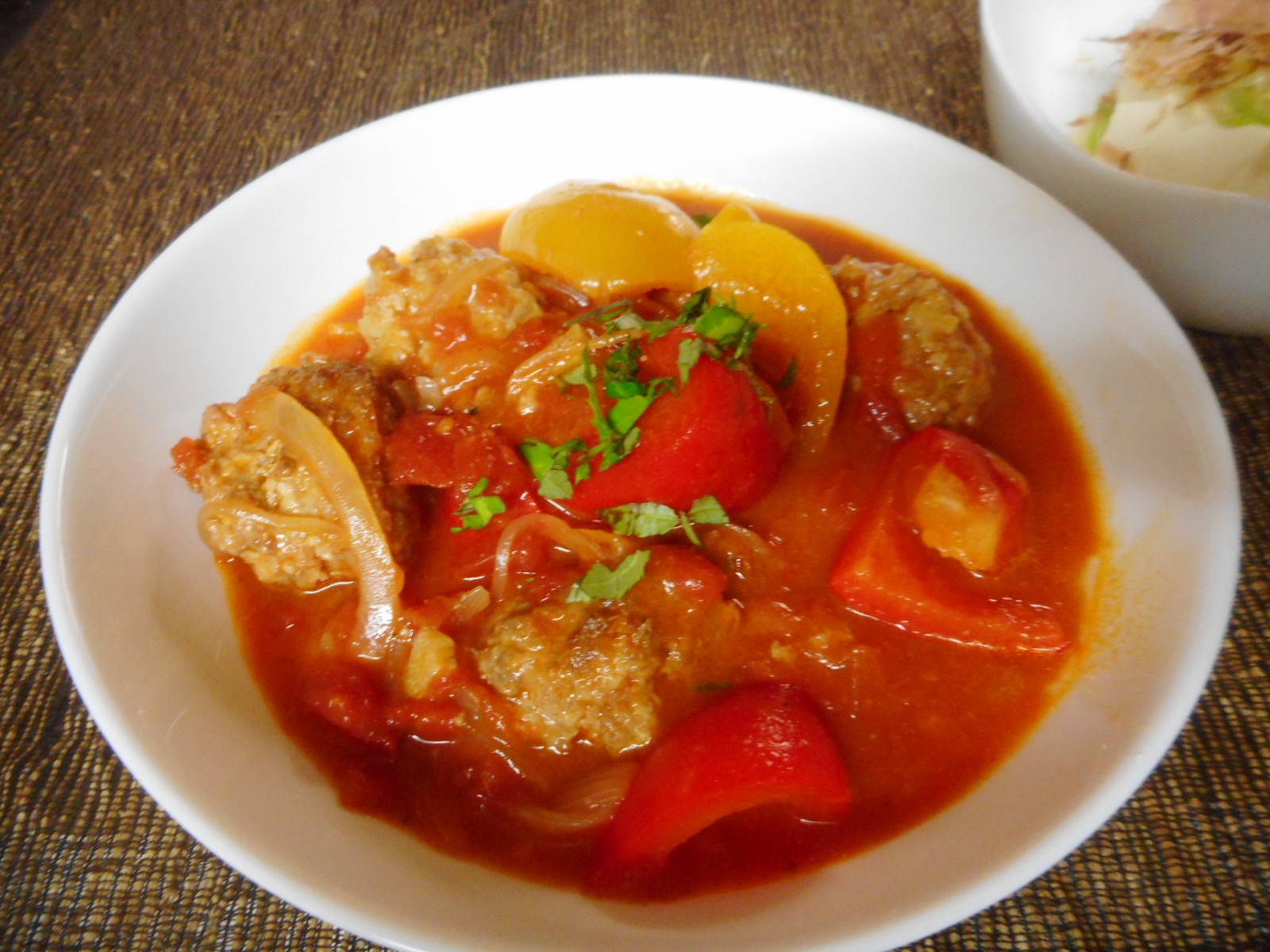 揚げ肉団子とパプリカのトマトスープ