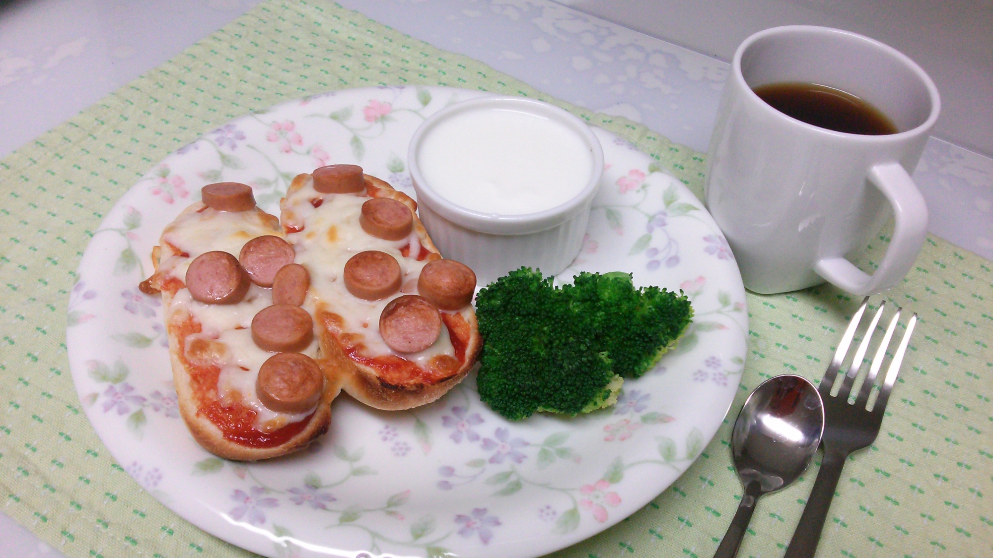 朝ごはんにプチパン♪　カリカリもちもちピザ♪