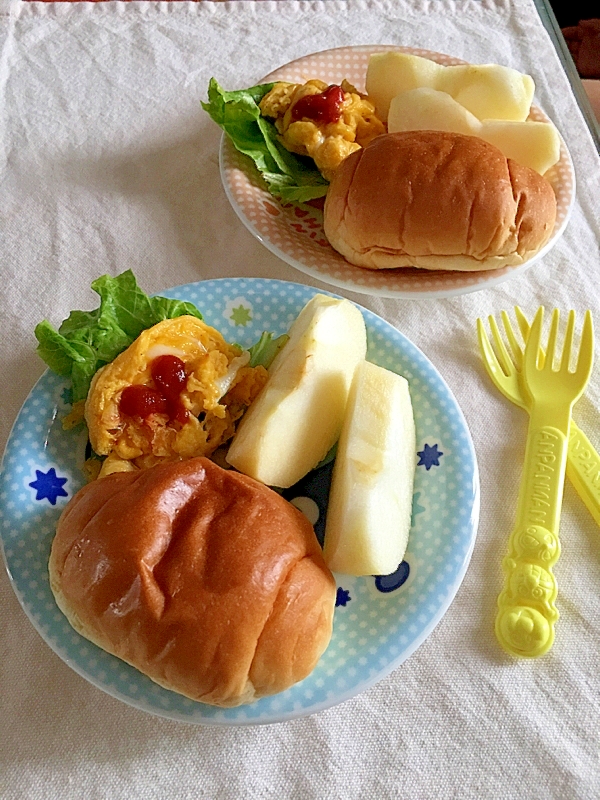 ネオバターロールとケチャ卵とりんごの朝ごはん♡