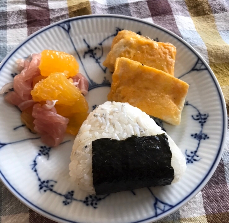 しらすおむすびと八朔と生ハムサラダの朝ごはん