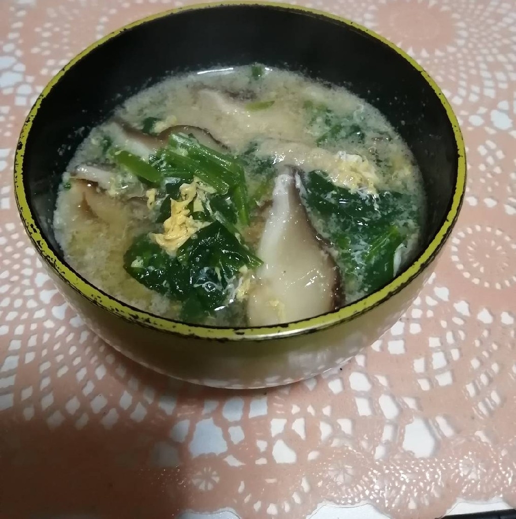 椎茸ほうれん草卵の味噌汁