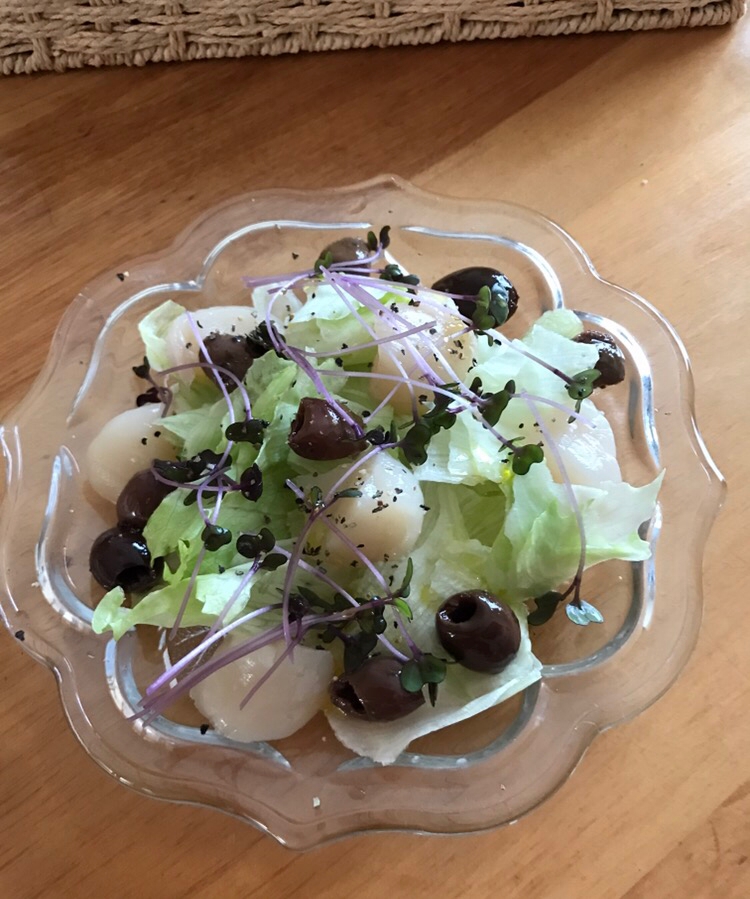 ホタテとレタス、紫キャベツスプラウトのサラダ