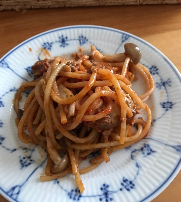 鯖缶としめじのトマトソースバジルパスタ