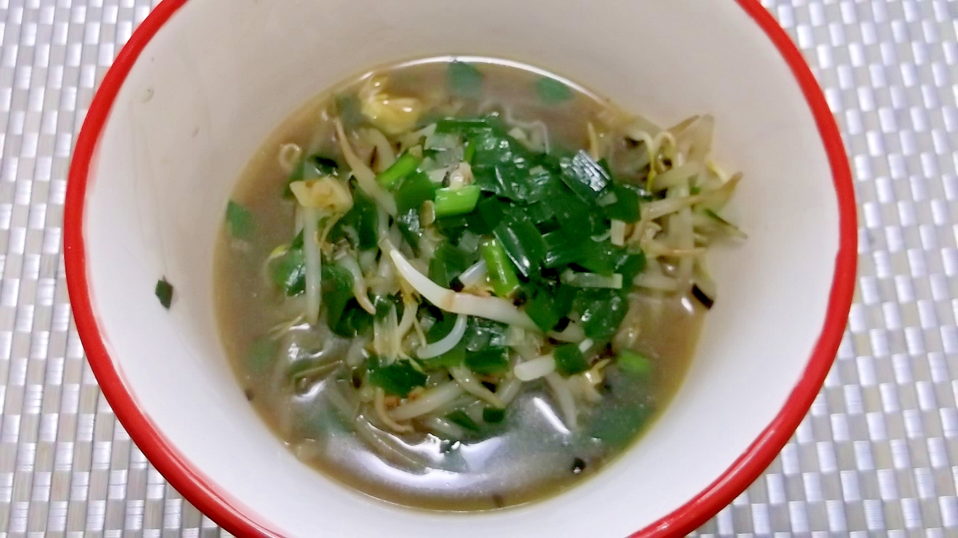 焦がしネギが決め手 もやしとにらの中華スープ