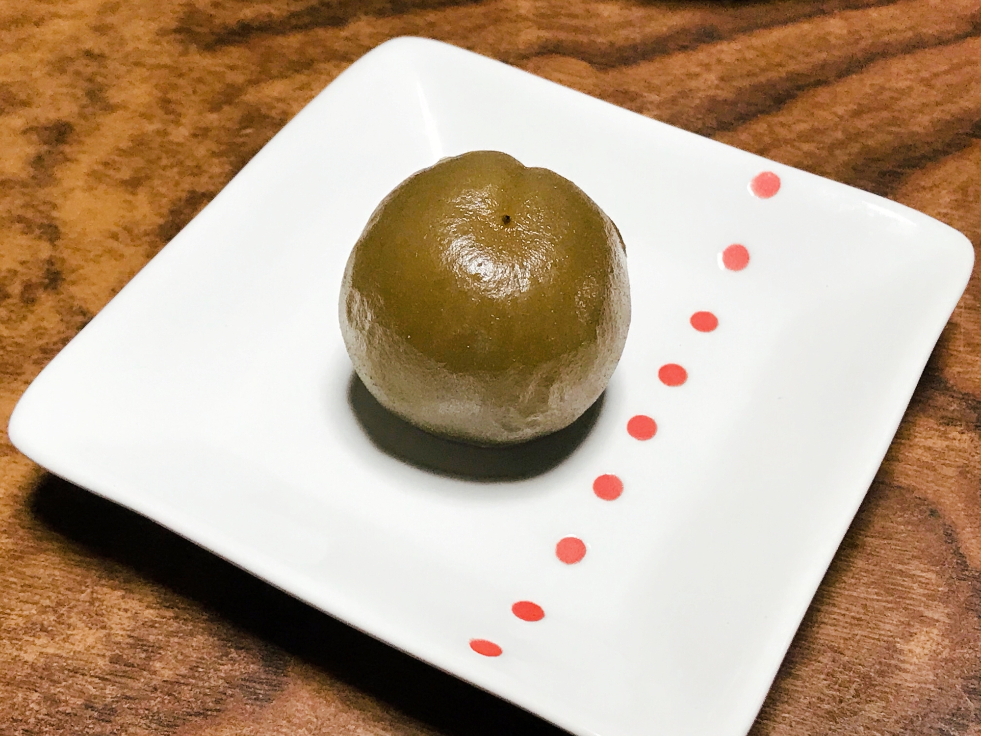 白の皿に盛られた梅酒の梅の甘露煮