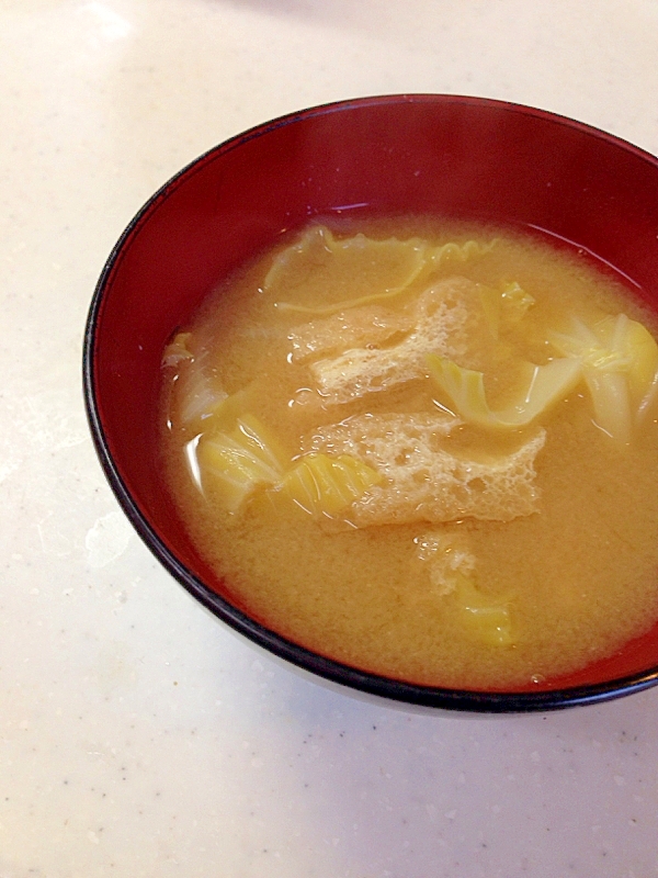 キャベツと玉ねぎと油揚げのお味噌汁