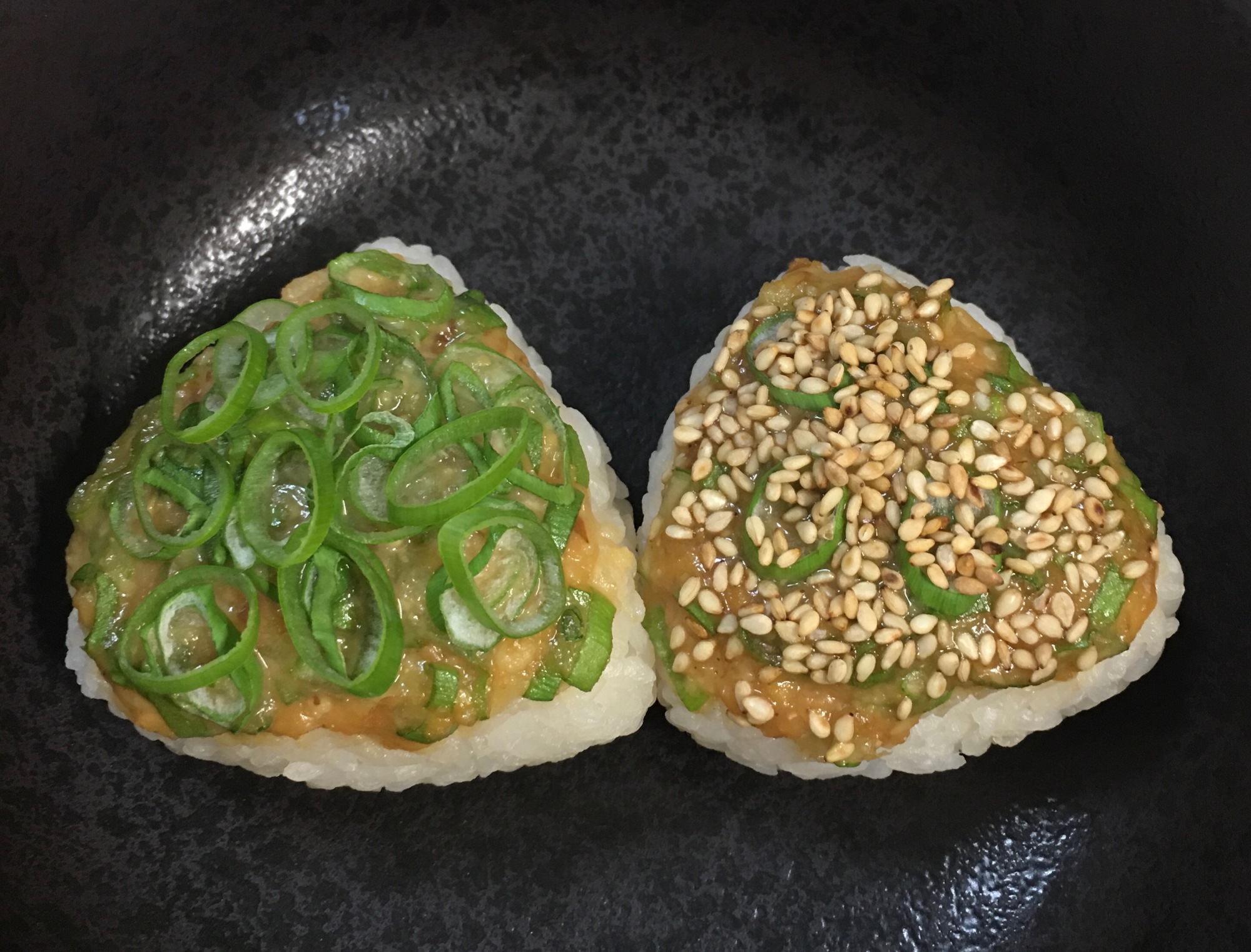 ネギ味噌ゴマの焼きおにぎり