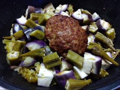 豚こまがなかったので、豚ひき肉のハンバーグと茄子、オクラも加えて作らせて頂きましたm(_ _)m