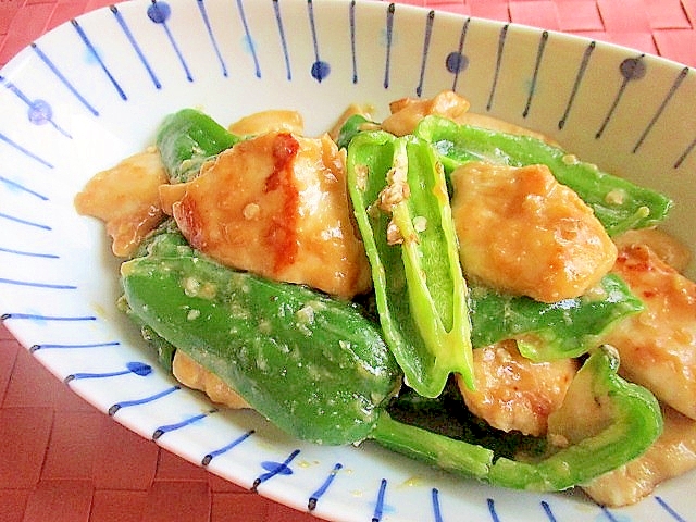 鶏むね肉とまるごとピーマンのにんにく味噌炒め