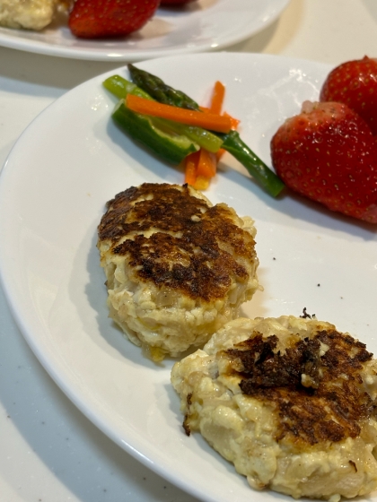 たまごアレルギーの子どものために、たまごではなく片栗粉をつなぎとして使用しました。少し形が崩れてしまったけれど、優しい味で美味しかったです。