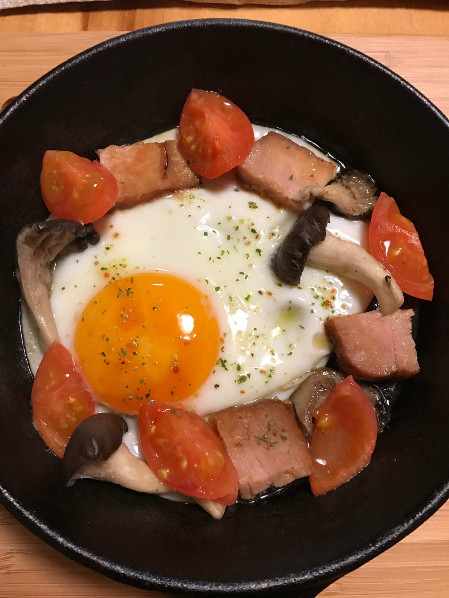 スキレットでいろいろのっけの目玉焼きで朝ごはん