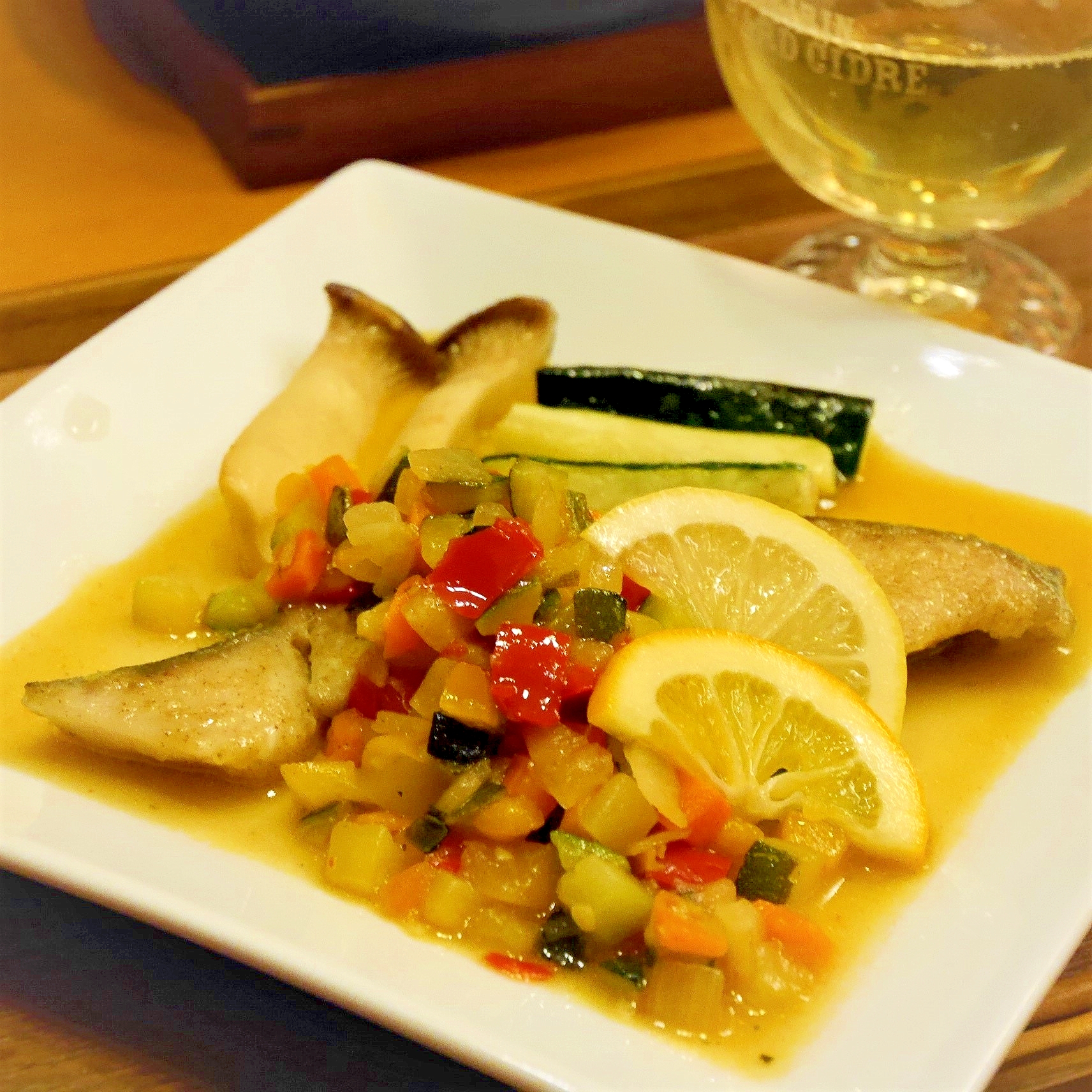 四角い皿に盛られた銀ひらすのレモンソテー