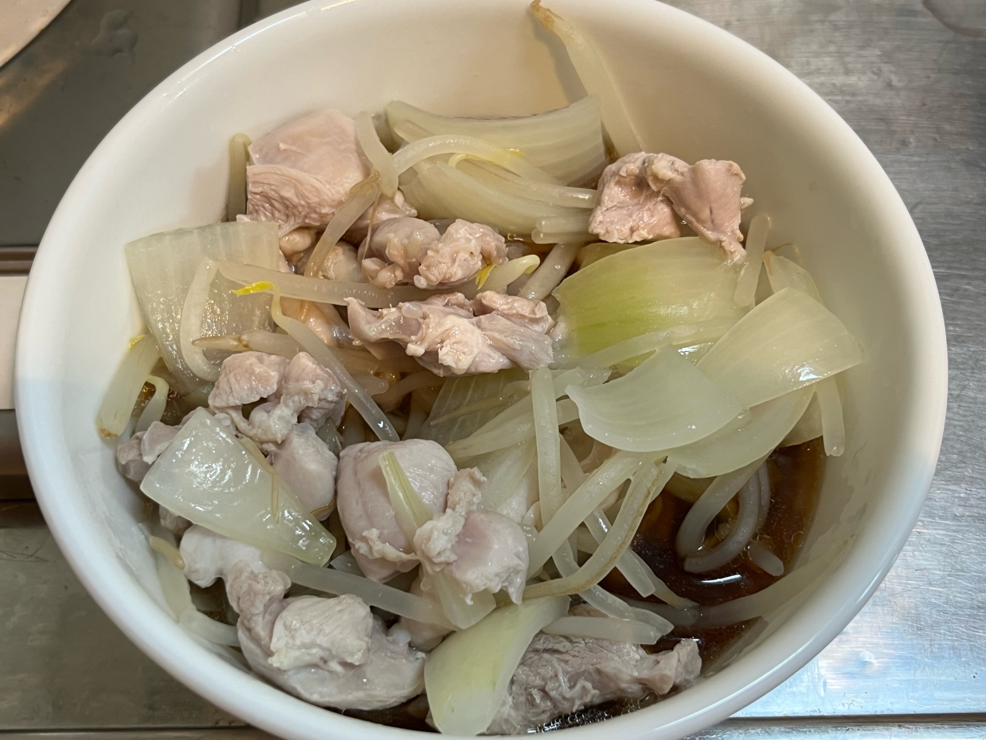 醤油ラーメンの素を使った鶏もも肉と玉ねぎのスープ