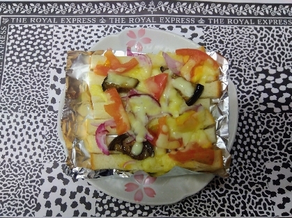 ナンで作る茄子とトマトのお好みソースピザ