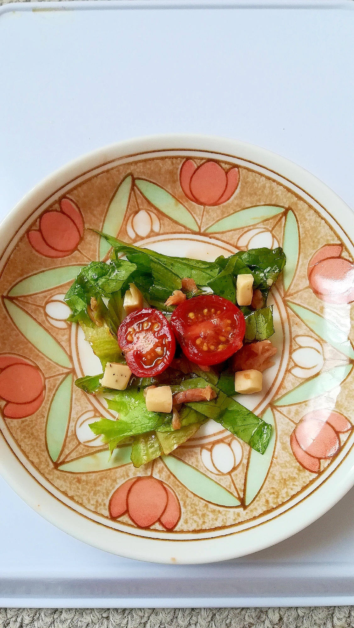 レタスとほうれん草とチーズとミニトマトのツナサラダ