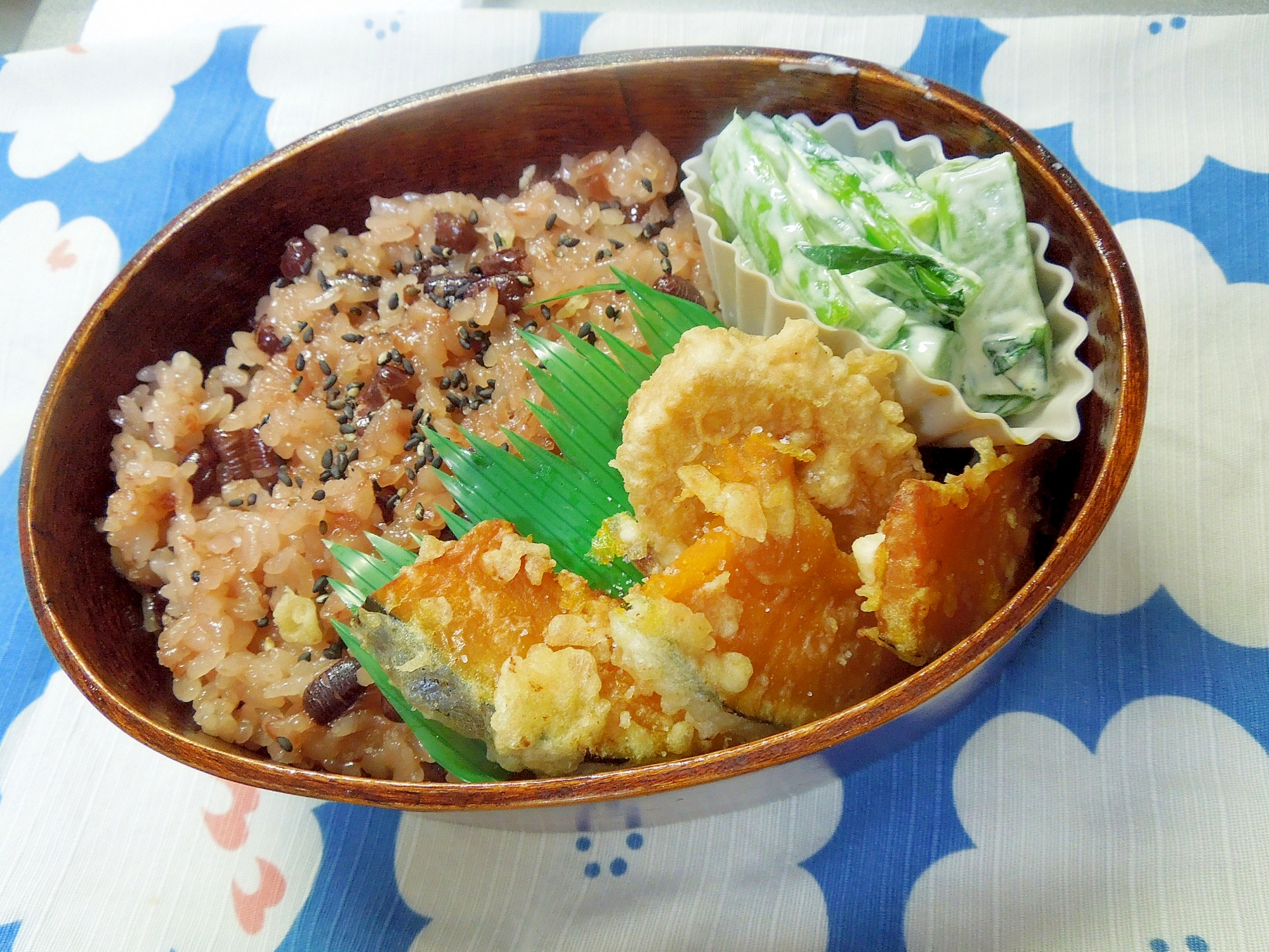お赤飯とカボチャさつまいもの天ぷら弁当