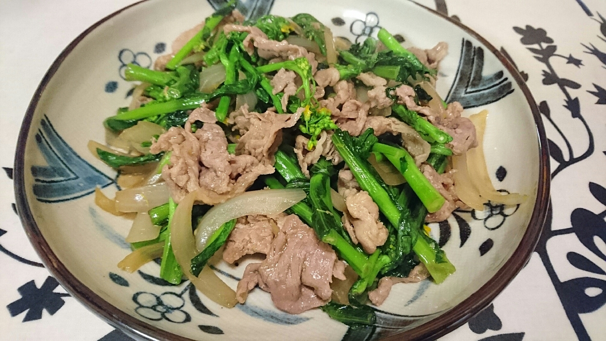 春を感じる！菜の花と豚こまのしょうが焼き