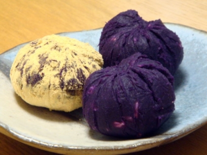 さつまいもがなかったので紫芋を使用し、一つはきな粉をまぶして頂きました。
ナッツの食感が良く合い美味しかったですｖ
